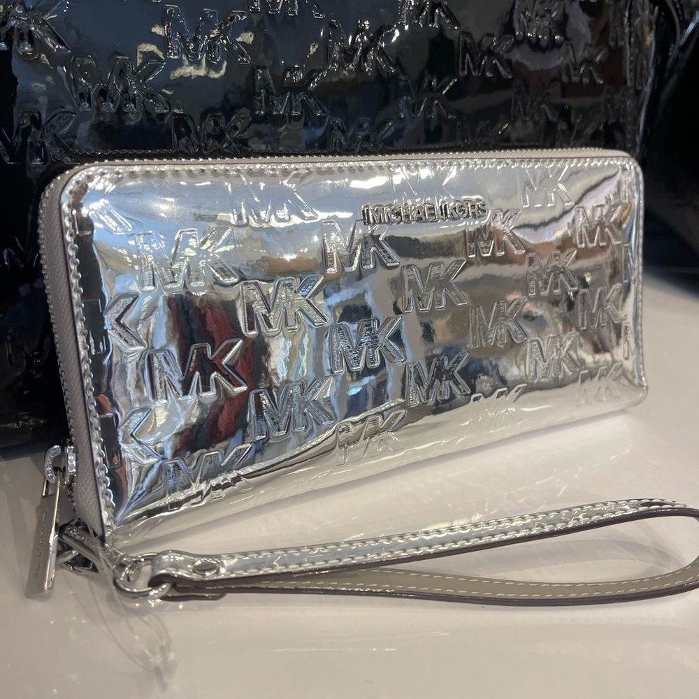 MICHAEL KORS Jet Set Larg Patent Logo Debossed Continental Wallet Wristlet Phone - Picture 2 of 16
